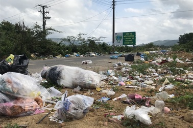 "Con đường rác" ở huyện nông thôn mới duy nhất của Quảng Ngãi