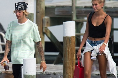 Hailey Baldwin khoe eo thon bên hôn phu