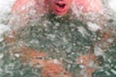 Chinh phục cả Bắc Băng Dương và Nam Băng Dương