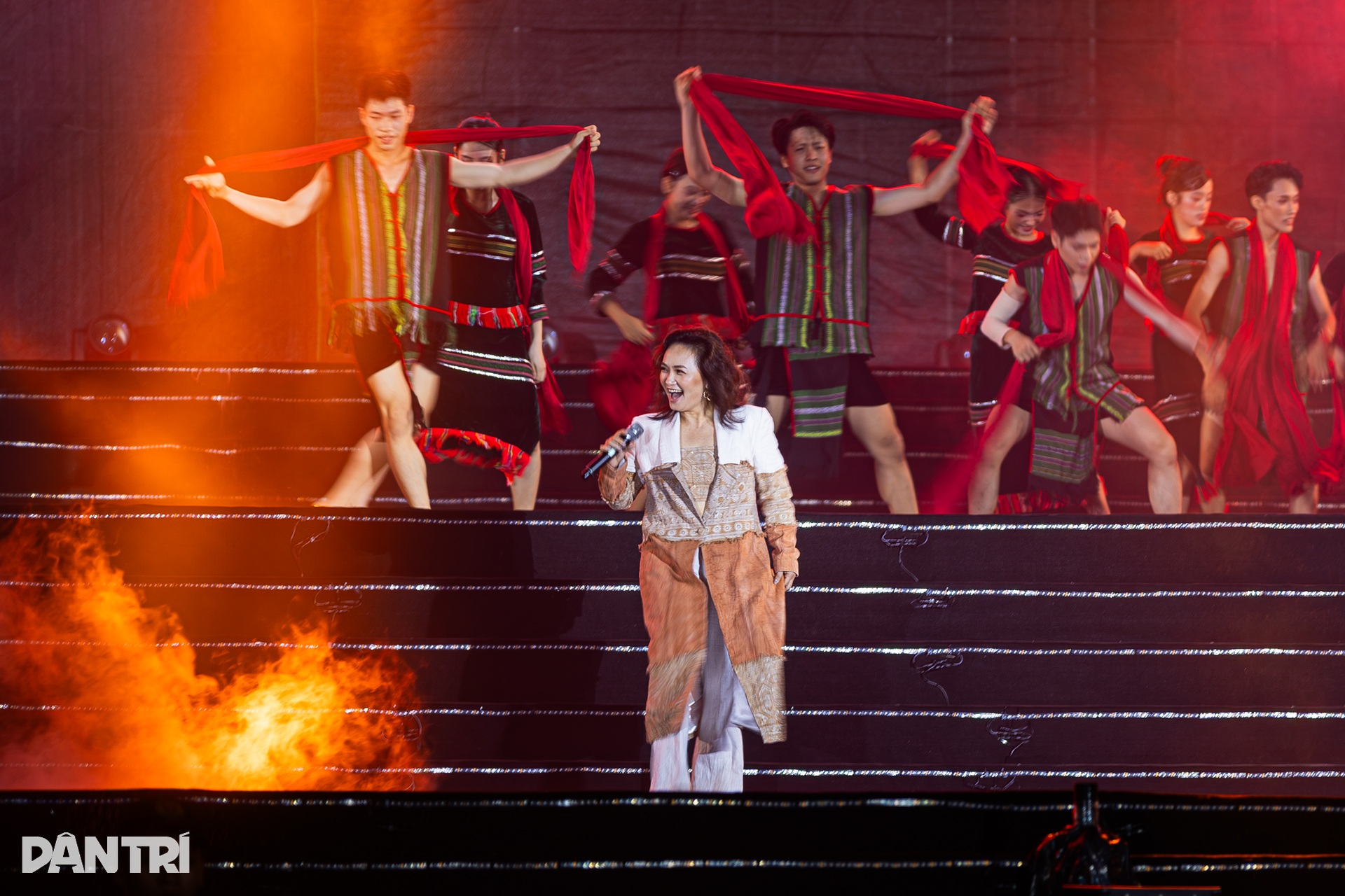 Tùng Dương cùng 30.000 người hát Quốc ca trong Tự hào là người Việt Nam - 9 Tùng Dương cùng 30.000 người hát Quốc ca trong Tự hào là người Việt Nam - 9