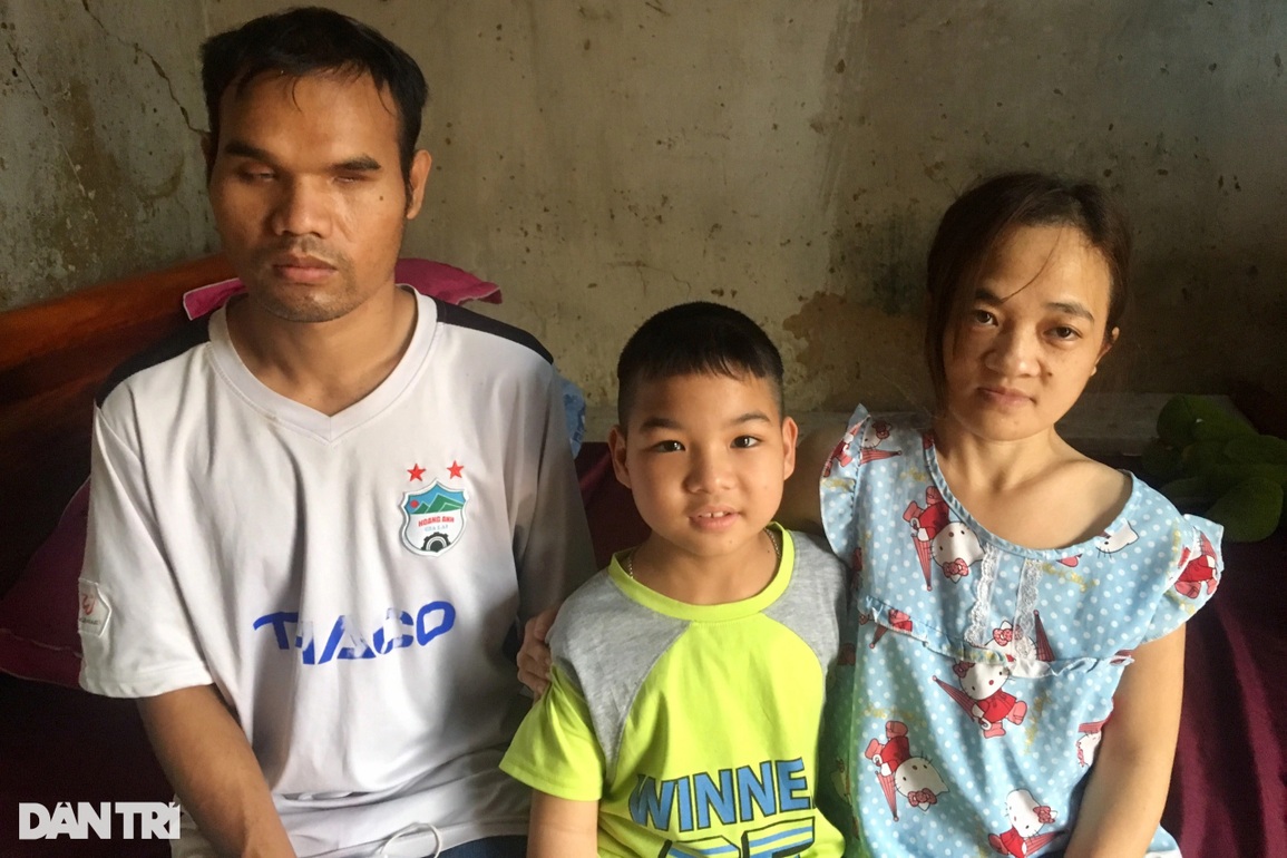 Bố mù, mẹ mắc bệnh xương thủy tinh, thương bé 7 tuổi đói cơm rách áo - 4 Bố mù, mẹ mắc bệnh xương thủy tinh, thương bé 7 tuổi đói cơm rách áo - 4