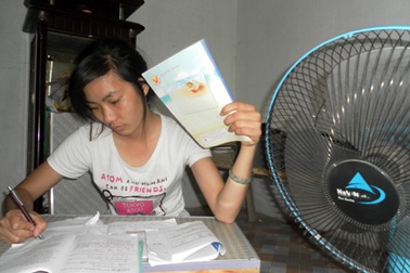 Sinh viên còm lưng "gánh" giá điện nước xóm trọ