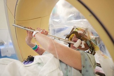 Bệnh nhân vừa mổ não vừa chơi sáo siêu hay