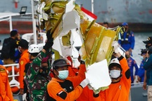 Máy bay Indonesia có thể vỡ vụn khi lao xuống biển