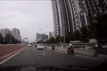 Xe máy ùn ùn đi lên đường Vành đai 2, tài xế ô tô "nóng mắt", CSGT vào cuộc