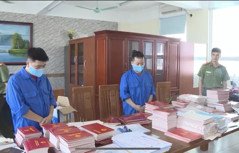 Bắt giam Phó hiệu trưởng nghi làm giả bằng tốt nghiệp THPT - 1 Bắt giam Phó hiệu trưởng nghi làm giả bằng tốt nghiệp THPT - 1