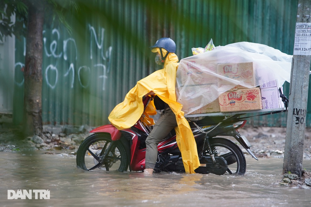 Nhiều tuyến phố ở Hà Nội biến thành sông sau cơn mưa lớn kéo dài - 2 Nhiều tuyến phố ở Hà Nội biến thành sông sau cơn mưa lớn kéo dài - 2