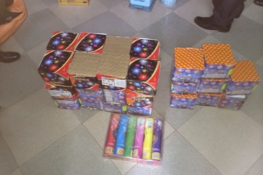 2 mẹ con cùng mở đường dây buôn pháo nổ