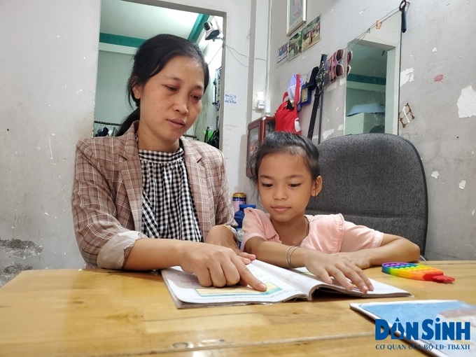 Chị Nguyễn Thị Hải (SN 1982, quê Nghệ An) - 20 năm làm công nhân tại Công ty TNHH PouYuen Việt Nam chưa bị cắt giảm đợt này vì đang mang thai.
