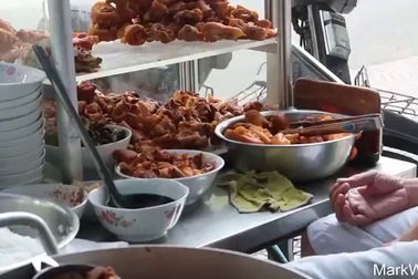 Blogger Mỹ thích thú thưởng thức món bún riêu