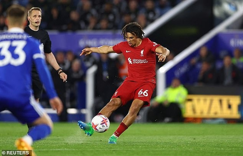 Thắng đậm 3-0, Liverpool quyết tranh top 4 Premier League với Man Utd - 3 Thắng đậm 3-0, Liverpool quyết tranh top 4 Premier League với Man Utd - 3