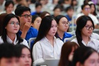 Mẹ đơn thân nghèo hưởng trợ cấp, con là sinh viên có được miễn học phí?