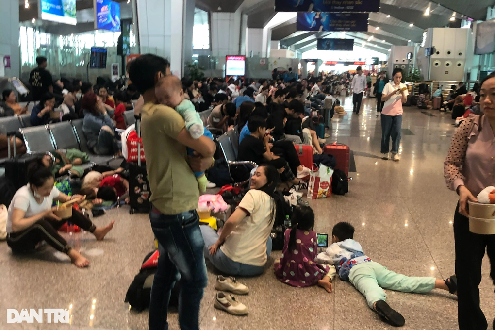 Nhiều chuyến bay bị chậm, hàng nghìn người vạ vật ở sân bay - 1 Nhiều chuyến bay bị chậm, hàng nghìn người vạ vật ở sân bay - 1