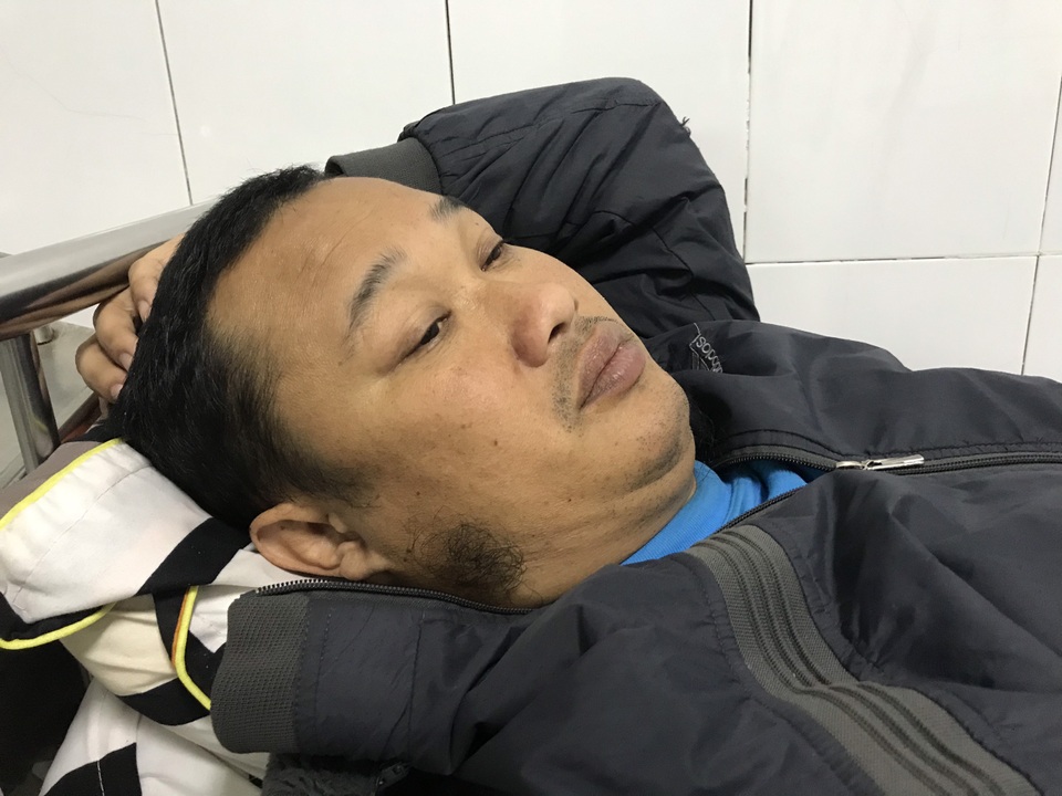 Xót xa cảnh mẹ già chăm con trai liệt nửa người - 2 Xót xa cảnh mẹ già chăm con trai liệt nửa người - 2