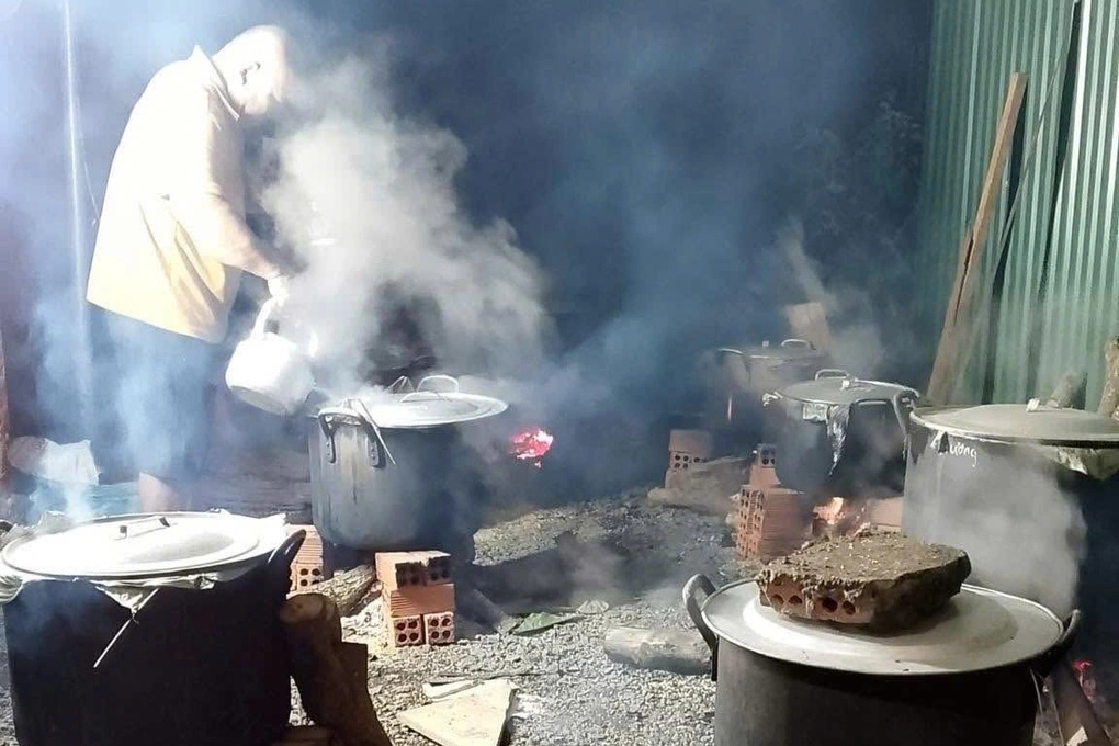 Người dân vùng lũ thiếu quần áo, Công an tỉnh Đắk Lắk vận động quyên góp - 2