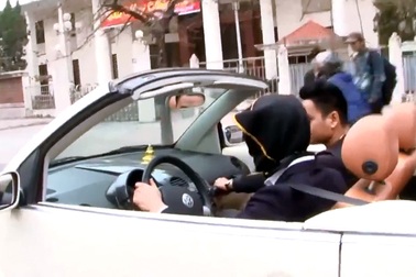 Kinh hãi nhìn người đàn ông trùm kín mặt lái xe Volkswagen ở Hà Nội