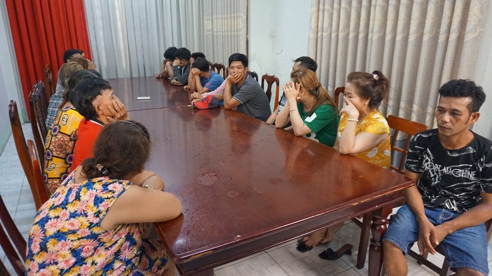 Bắt sòng bạc hơn nửa là phụ nữ, tạm giữ trên 250 triệu đồng - 1