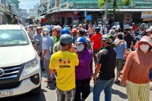 Hàng chục người tập trung quanh xe người đàn ông bị nghi "bắt cóc phụ nữ"