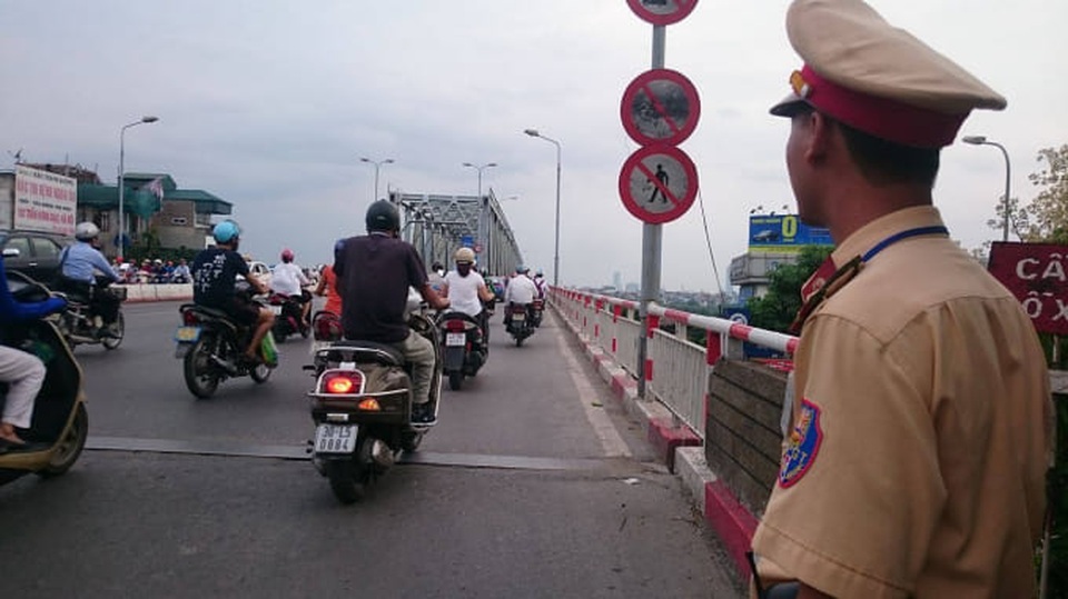 Giải cứu người đàn ông định nhảy cầu Chương Dương tự vẫn - 1 Giải cứu người đàn ông định nhảy cầu Chương Dương tự vẫn - 1