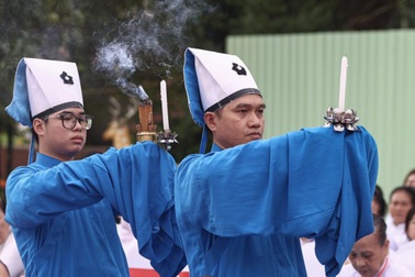 Hàng trăm tín đồ Cao Đài cầu siêu cho các liệt sĩ ở Công viên Lê Thị Riêng
