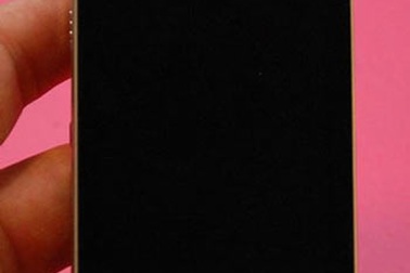 “Siêu phẩm” Sony Ericsson Idou lộ thêm phiên bản màu bạc