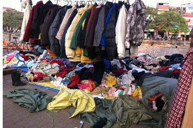 Đầu đông, chen nhau đi sắm hàng thùng giá siêu rẻ