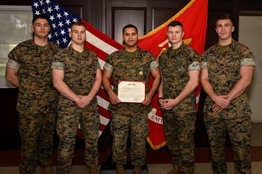 Hai lính thủy đánh bộ Mỹ cứu sống bé trai gặp nạn trên biển Phú Quốc