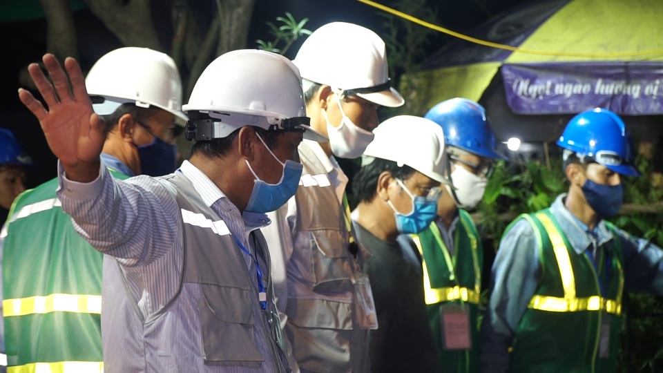 Hàng chục công nhân trắng đêm thi công 40m bờ kè hồ Gươm chống sạt lở - 5 Hàng chục công nhân trắng đêm thi công 40m bờ kè hồ Gươm chống sạt lở - 5