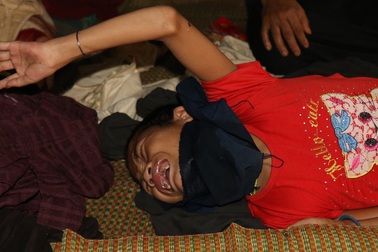 Hai lần bị chồng bỏ rơi, mẹ mù một mình nuôi con bại não