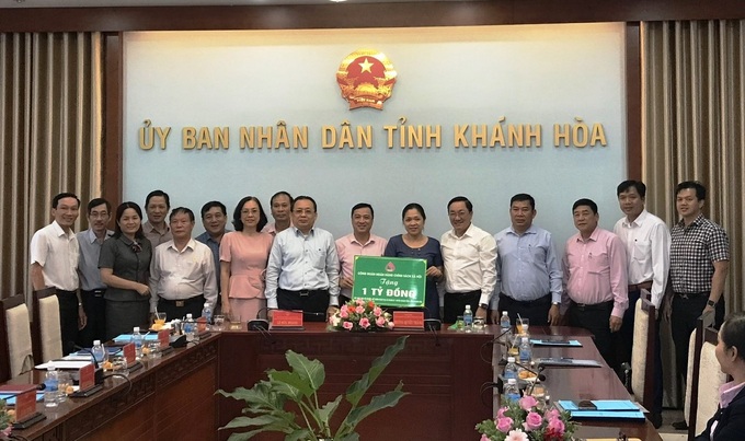 Nhân chuyến công tác, Công đoàn NHCSXH đã tặng cho tỉnh Khánh Hòa 1 tỷ đồng để hỗ trợ xây dựng nhà ở cho hộ nghèo huyện miền núi Khánh Vĩnh