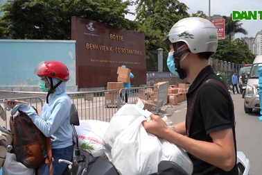 Khẩn cấp tiếp tế khẩu trang, lương thực vào bệnh viện K Tân Triều
