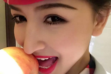 Chi hơn 400.000 đồng để mua quả táo có nụ hôn của nữ tiếp viên hàng không