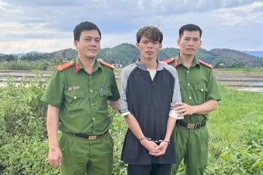 Đi một mình trong đêm khuya, cô gái bị cướp dùng dao khống chế