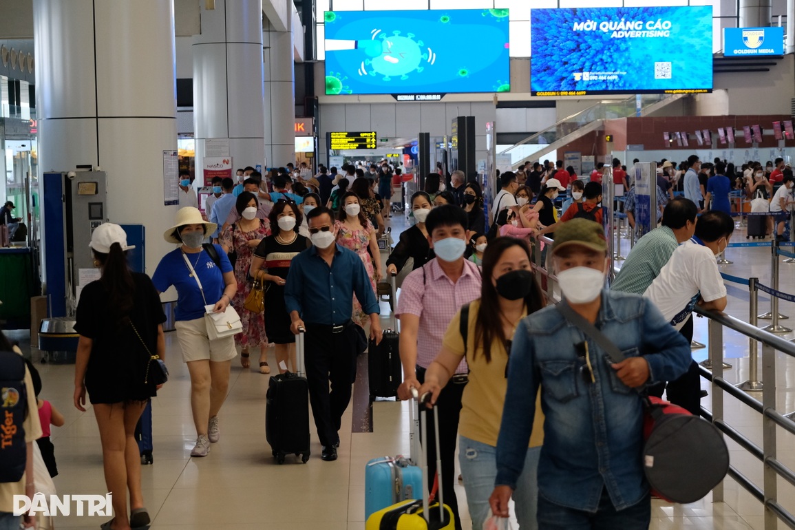 Hình ảnh khách đổ xô về Nội Bài đón chuyến bay đi nghỉ lễ 30/4-1/5 - 4 Hình ảnh khách đổ xô về Nội Bài đón chuyến bay đi nghỉ lễ 30/4-1/5 - 4