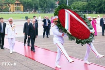 Tổng thống Putin vào Lăng viếng Chủ tịch Hồ Chí Minh