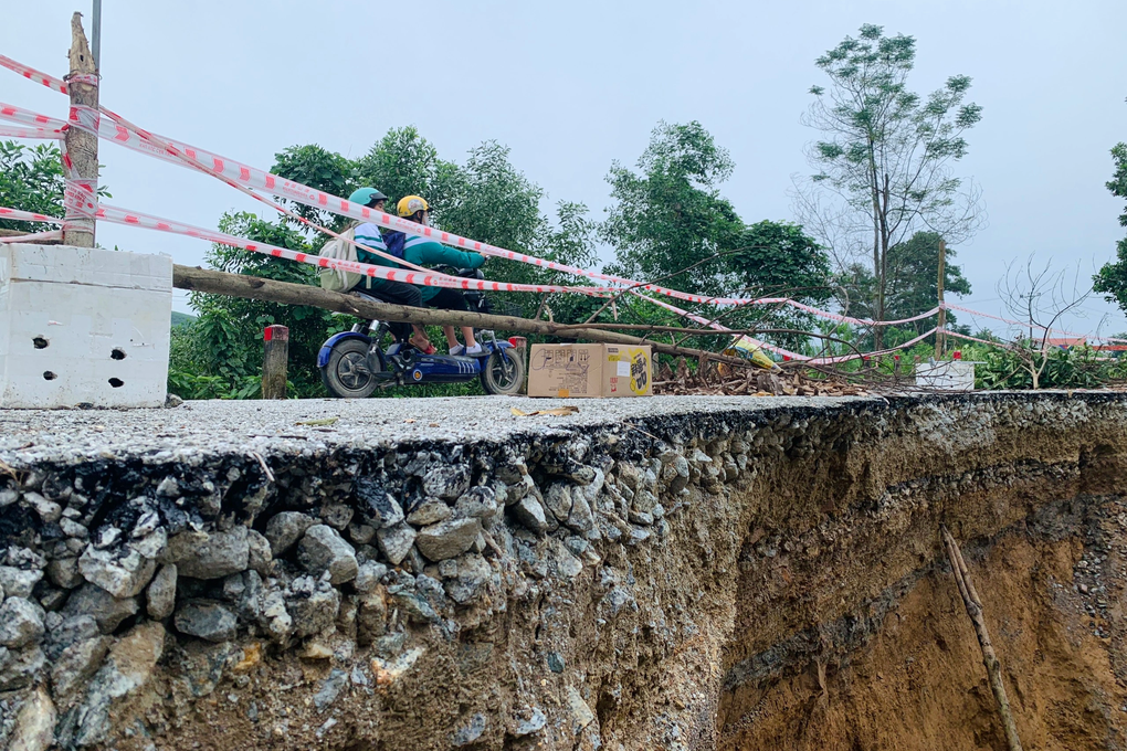 Xuất hiện hố tử thần trên đường ở Hà Tĩnh - 3 Xuất hiện hố tử thần trên đường ở Hà Tĩnh - 3