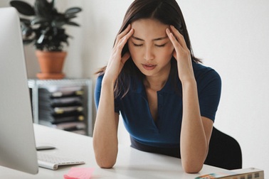 Cuối năm vét cạn tiền trả nợ cho chồng