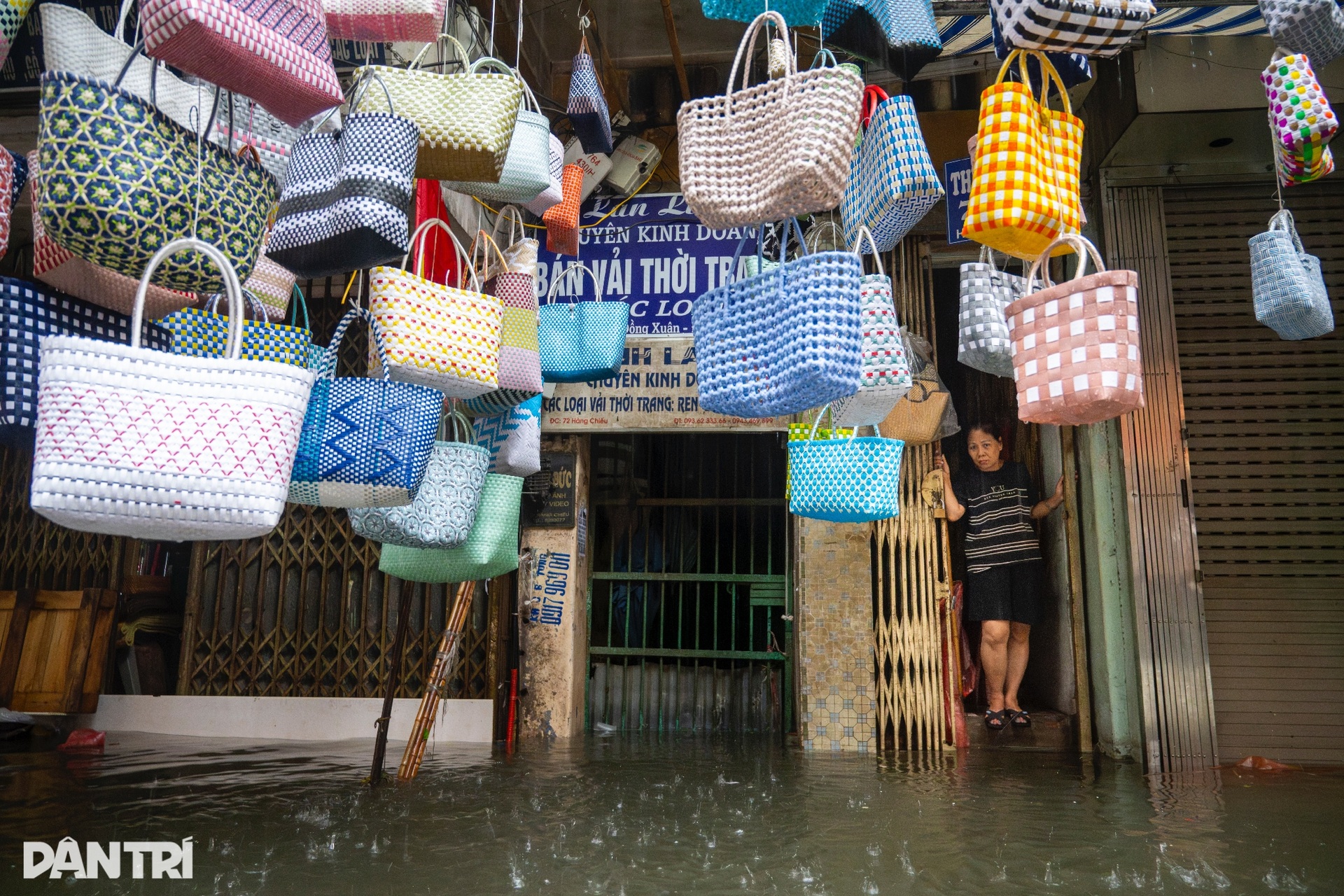 Nhiều tuyến phố cổ Hà Nội ngập sâu chưa từng thấy - 11 Nhiều tuyến phố cổ Hà Nội ngập sâu chưa từng thấy - 11