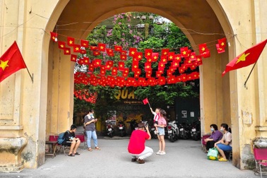 Con ngõ chụp ảnh Quốc khánh gây sốt ở Hà Nội, trăm người kéo đến check-in