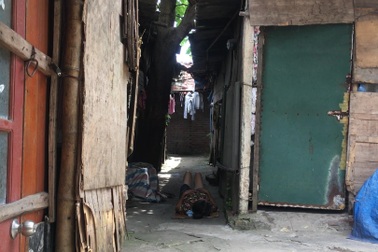 Cuộc sống quay quắt dưới mái tôn trong nắng nóng thiêu đốt ở Hà Nội