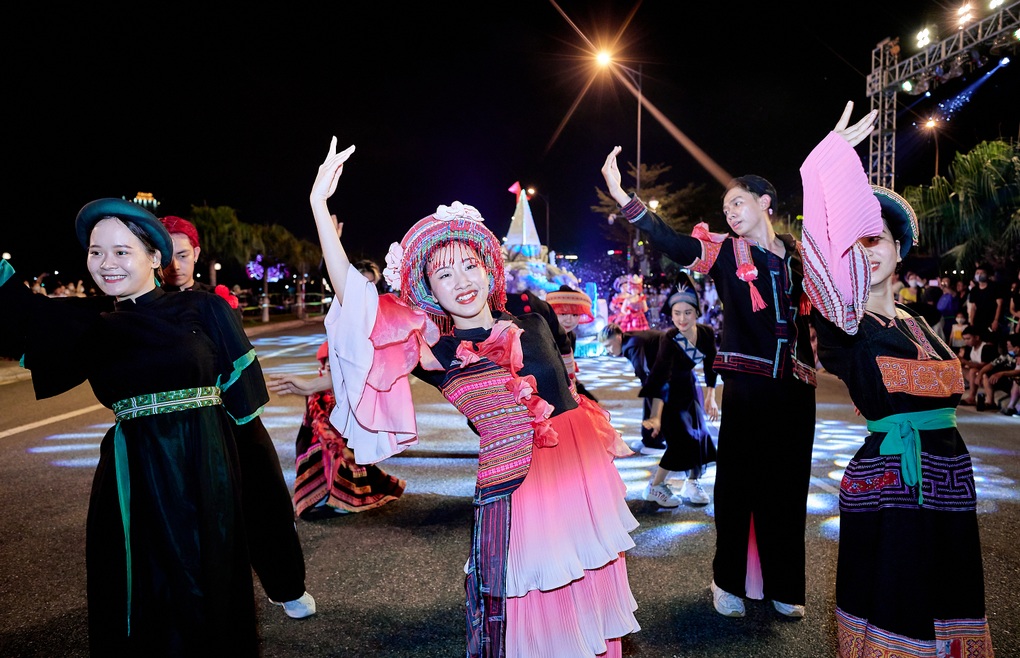 Những vũ công khoe vẻ gợi cảm trong lễ hội Carnival Đà Nẵng - 5 Những vũ công khoe vẻ gợi cảm trong lễ hội Carnival Đà Nẵng - 5