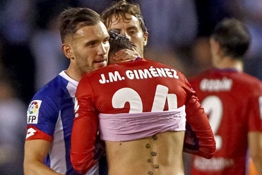 Cầu thủ Atletico rơi lệ khi chứng kiến chấn thương kinh hoàng của Torres