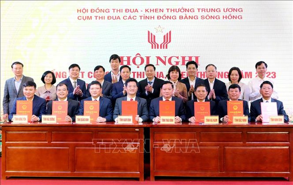 Gắn phong trào thi đua với việc học tập và làm theo Bác - 1 Gắn phong trào thi đua với việc học tập và làm theo Bác - 1