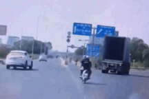 Xe Mazda chuyển làn đột ngột, chèn ngã người đi xe máy rồi bỏ chạy