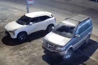 Xe máy tông vào ô tô lùi từ vỉa hè xuống lòng đường ở Lâm Đồng