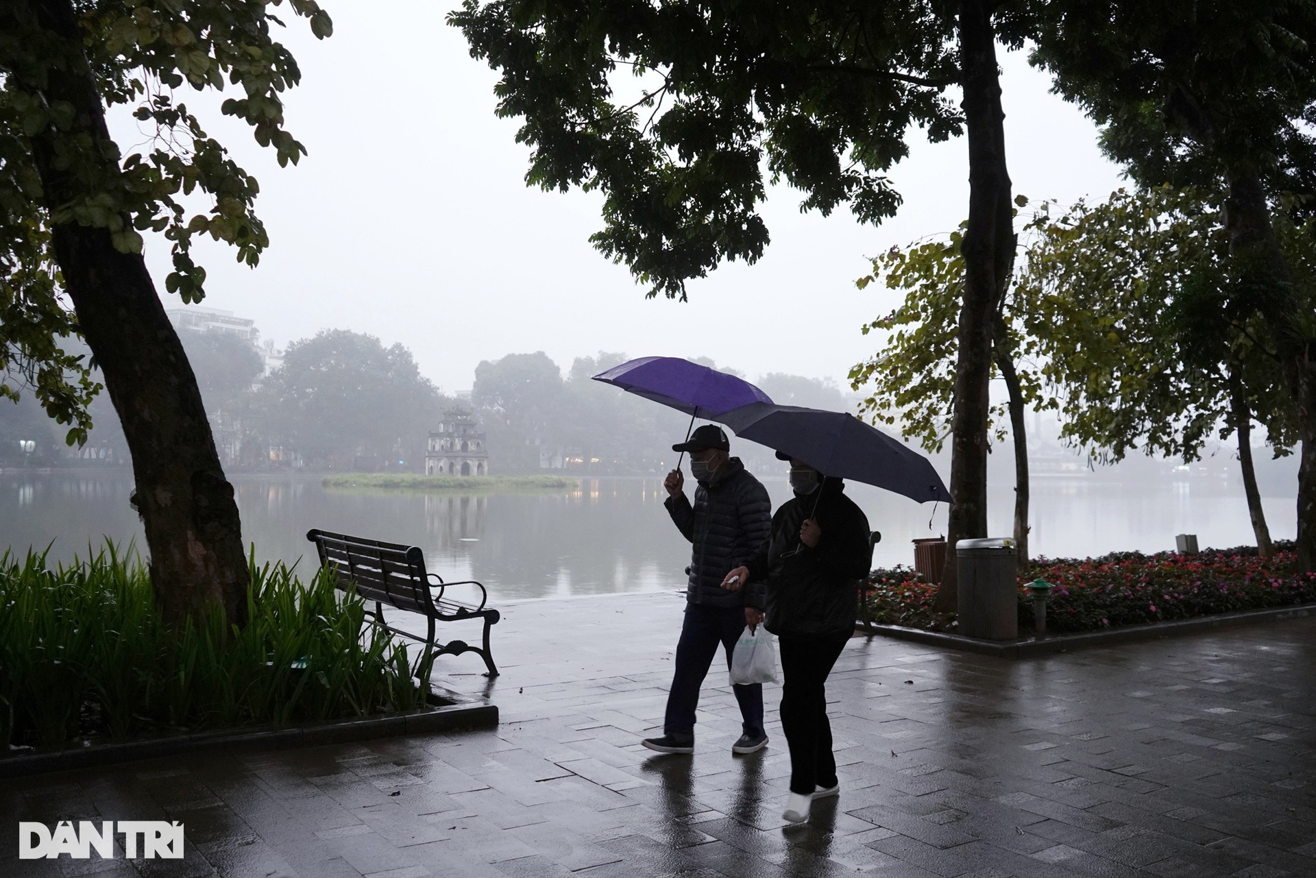 Hà Nội chìm trong mưa rét - 1 Hà Nội chìm trong mưa rét - 1