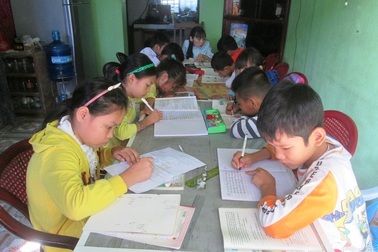 “Cô giáo” xương thủy tinh hơn 10 năm dạy học miễn phí