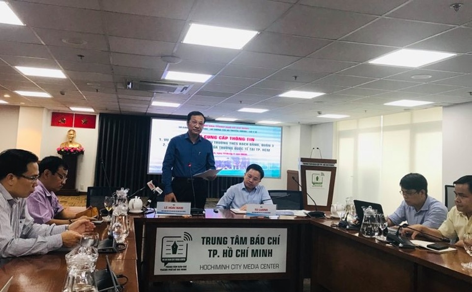 Khi em bị cây đè, cô giáo còn đưa nước cho em... - 1 Khi em bị cây đè, cô giáo còn đưa nước cho em... - 1