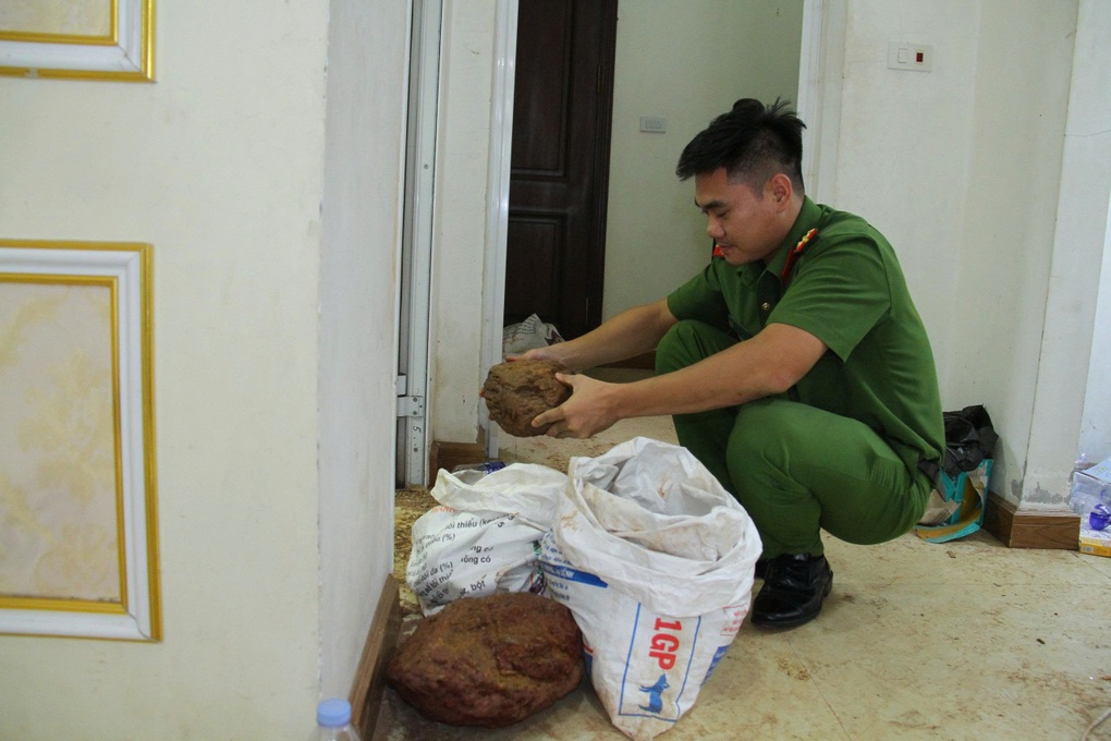 Bắt 11 đối tượng livestream bán đá “đổ thạch”, chiếm đoạt hơn 10 tỷ đồng - 2 Bắt 11 đối tượng livestream bán đá “đổ thạch”, chiếm đoạt hơn 10 tỷ đồng - 2