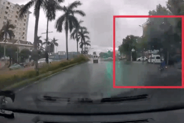 Người đi xe máy lao xuống hố công trình trên đại lộ lớn nhất TP Vinh